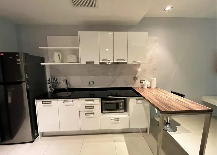Private Apartment At Emerald Terrace