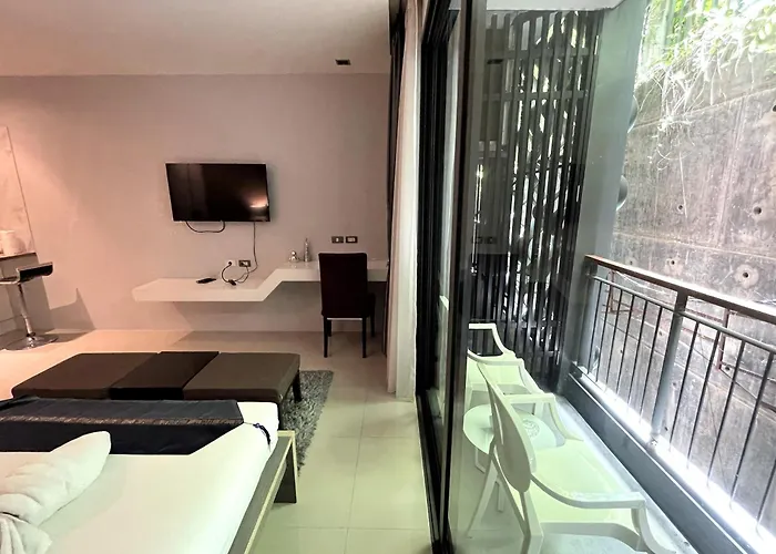 Private Apartment At Emerald Terrace