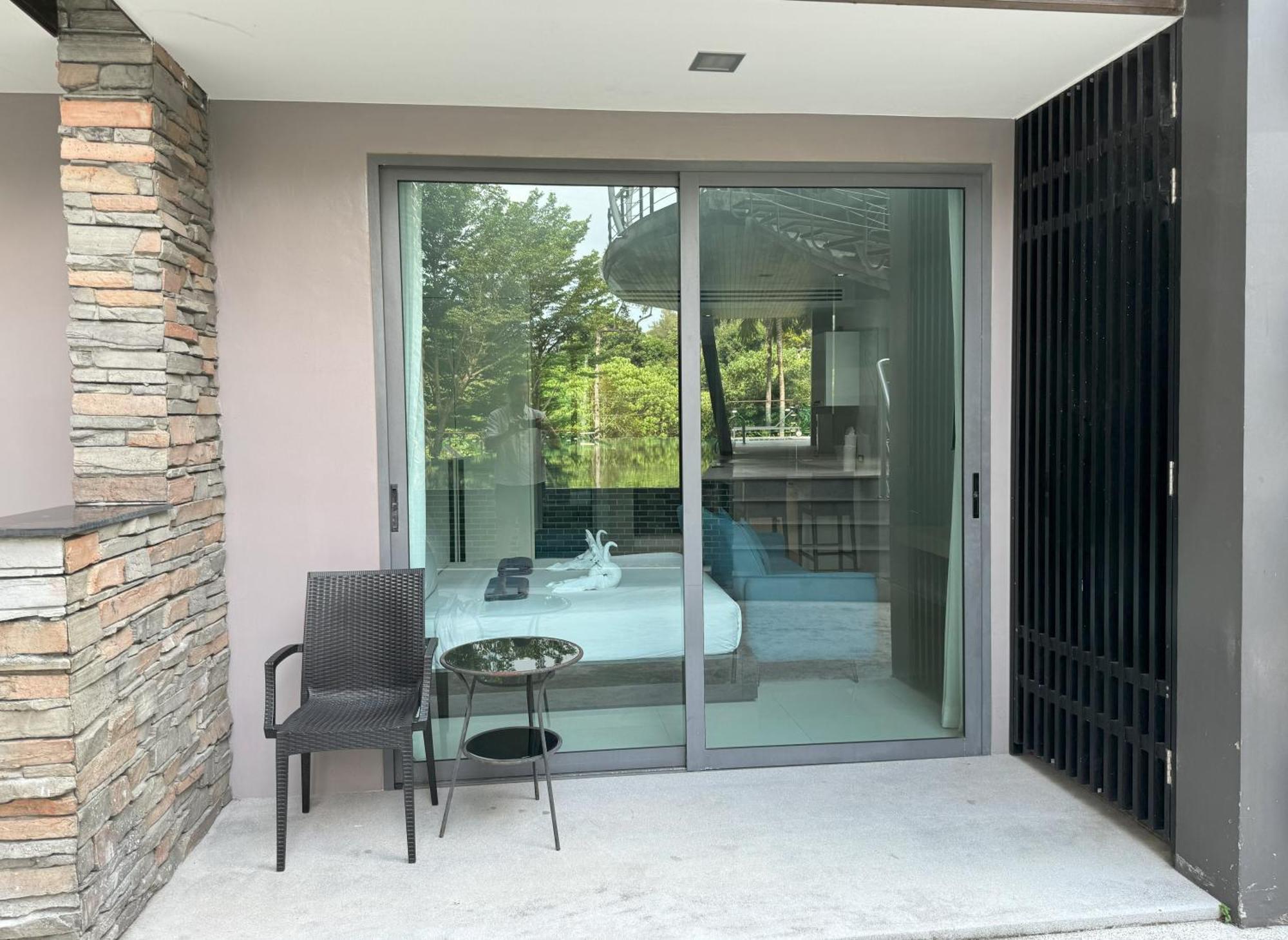 Private At Emerald Terrace 公寓